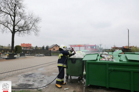 KOBYLIN | Pożar kontenera ze śmieciami