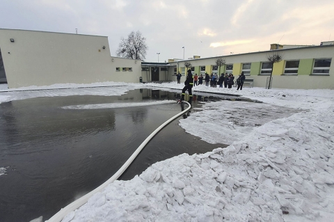 KROTOSZYN | Krotoszyńscy strażacy pomogli w utworzeniu bezpiecznego lodowiska